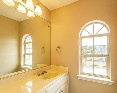 206 W Greenbriar Lane - Photo Thumbnail 18