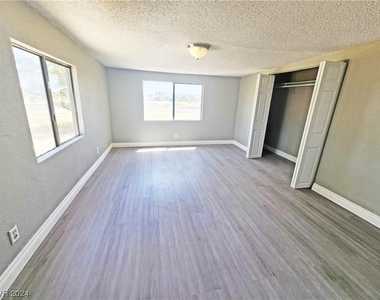 2220 W Bell Vista Avenue - Photo Thumbnail 17