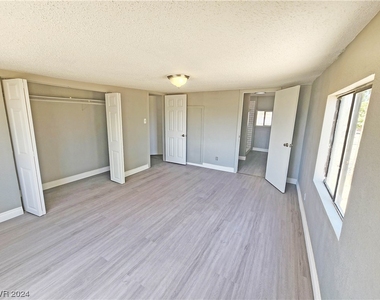 2220 W Bell Vista Avenue - Photo Thumbnail 18