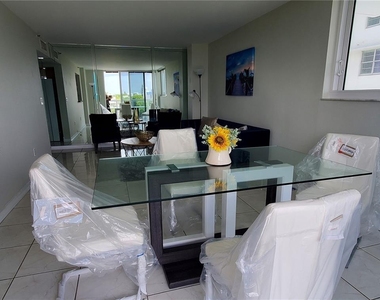 2457 Collins Ave - Photo Thumbnail 17