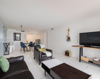 6039 Collins Ave - Photo Thumbnail 20