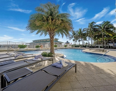 16699 Collins Ave - Photo Thumbnail 19