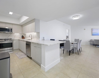 16699 Collins Ave - Photo Thumbnail 6