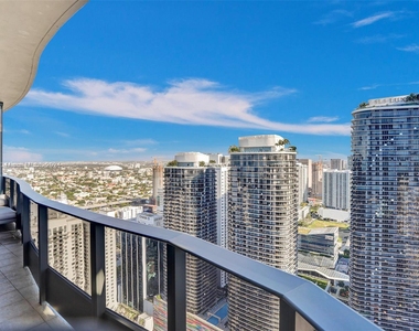 1000 Brickell Plz - Photo Thumbnail 16