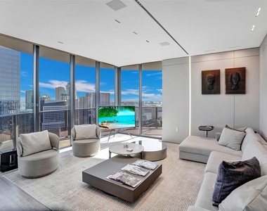 1000 Brickell Plz - Photo Thumbnail 2