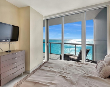 17001 Collins Ave - Photo Thumbnail 3