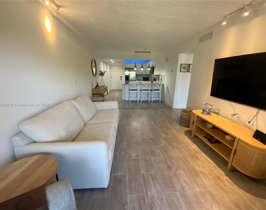 6444 Collins Ave - Photo Thumbnail 6