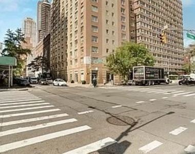 East 64th Street - Photo Thumbnail 7