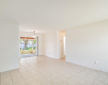 1557 Cambridge Drive - Photo Thumbnail 10