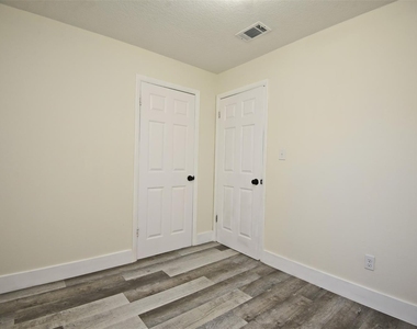 5803 Clearview Drive - Photo Thumbnail 11