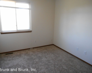 5812 Oakwood Boulevard - Photo Thumbnail 11