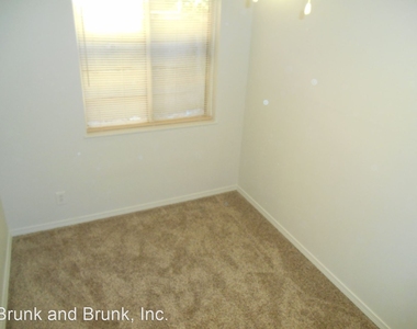 5812 Oakwood Boulevard - Photo Thumbnail 6