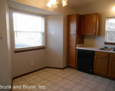 5812 Oakwood Boulevard - Photo Thumbnail 2