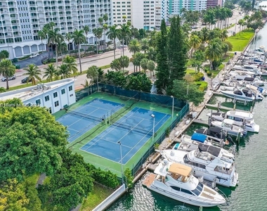 5401 Collins Ave - Photo Thumbnail 2