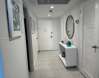 5401 Collins Ave - Photo Thumbnail 15