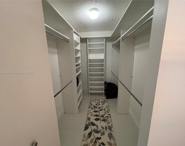 540 Brickell Key Dr - Photo Thumbnail 4