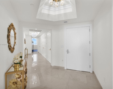 17875 Collins Ave - Photo Thumbnail 8