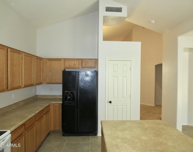 43251 W Wild Horse Trail - Photo Thumbnail 10