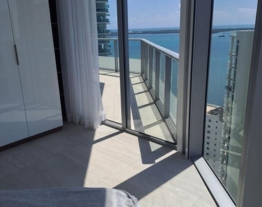 1300 Brickell Bay Dr - Photo Thumbnail 4