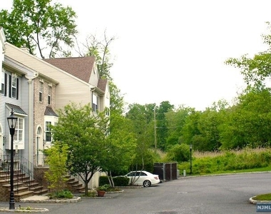 811 Newport Drive - Photo Thumbnail 26