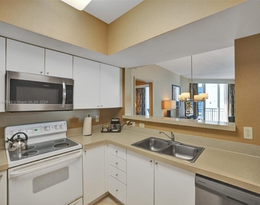 17375 Collins Ave - Photo Thumbnail 20