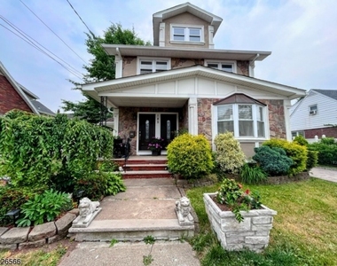 185 Christie Ave - Photo Thumbnail 0