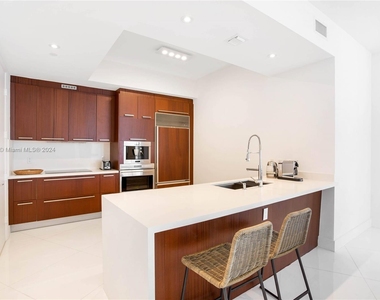 15811 Collins Ave - Photo Thumbnail 5