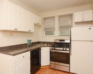 3823 N. Greenview, Unit W-4 - Photo Thumbnail 2