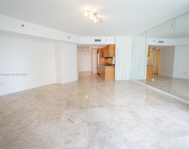 475 Brickell Ave - Photo Thumbnail 13