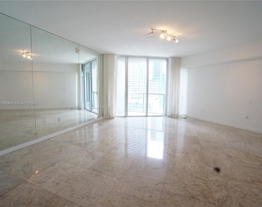 475 Brickell Ave - Photo Thumbnail 12