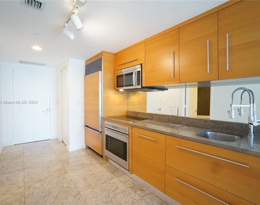 475 Brickell Ave - Photo Thumbnail 8