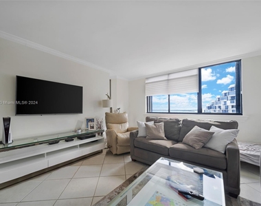 540 E Brickell Key Dr - Photo Thumbnail 2