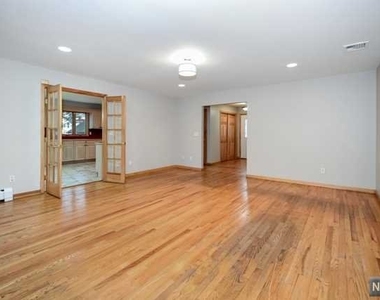 230 Lawrence Avenue - Photo Thumbnail 4