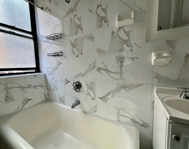 155 East 52nd Street - Photo Thumbnail 2