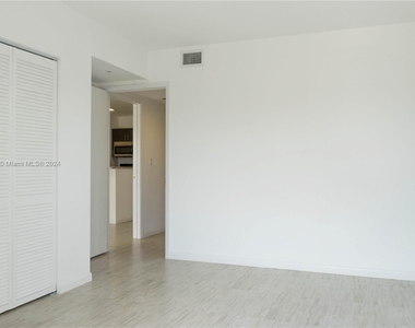 1801 Sw 32nd Ave - Photo Thumbnail 7