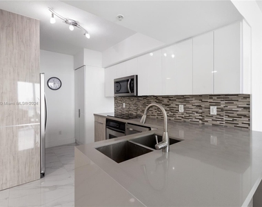 335 S Biscayne Blvd - Photo Thumbnail 4