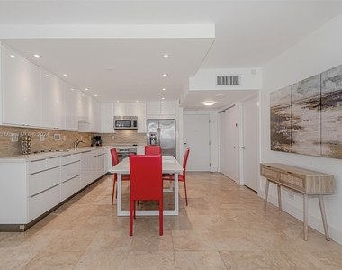 2301 Collins Ave - Photo Thumbnail 7