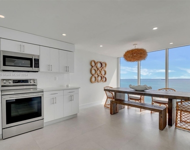 2401 Collins Ave - Photo Thumbnail 3