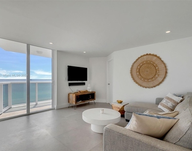 2401 Collins Ave - Photo Thumbnail 4