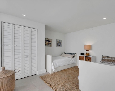 2401 Collins Ave - Photo Thumbnail 15