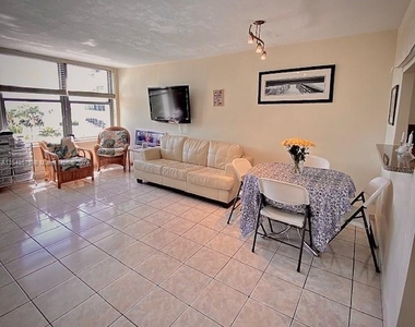 2899 Collins Ave - Photo Thumbnail 4