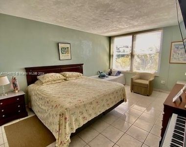 2899 Collins Ave - Photo Thumbnail 8