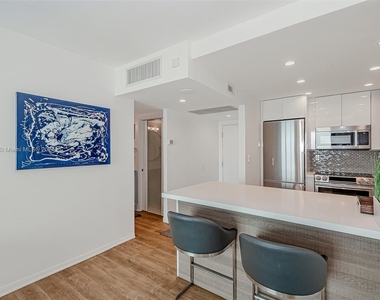 2301 Collins Ave - Photo Thumbnail 10