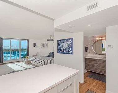 2301 Collins Ave - Photo Thumbnail 15