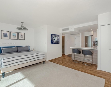 2301 Collins Ave - Photo Thumbnail 9