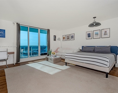 2301 Collins Ave - Photo Thumbnail 2