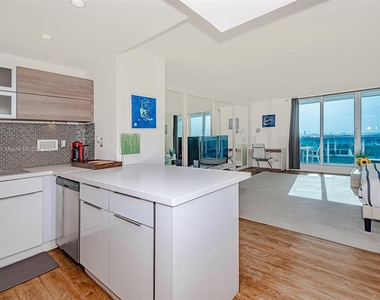 2301 Collins Ave - Photo Thumbnail 14