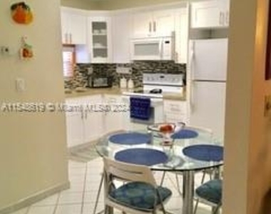 611 S Hollybrook Dr - Photo Thumbnail 2