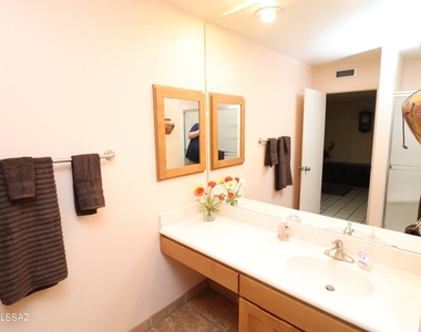 5602 N Camino Del Sol - Photo Thumbnail 19