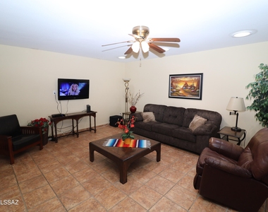 5602 N Camino Del Sol - Photo Thumbnail 12